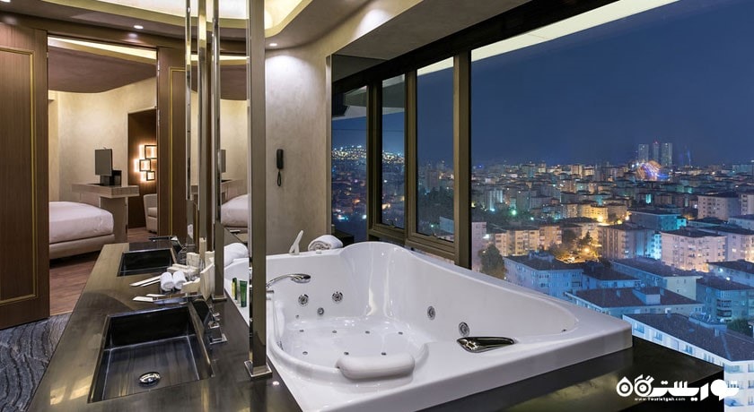 نمای جکوزی سوئیت پرزیدنشال